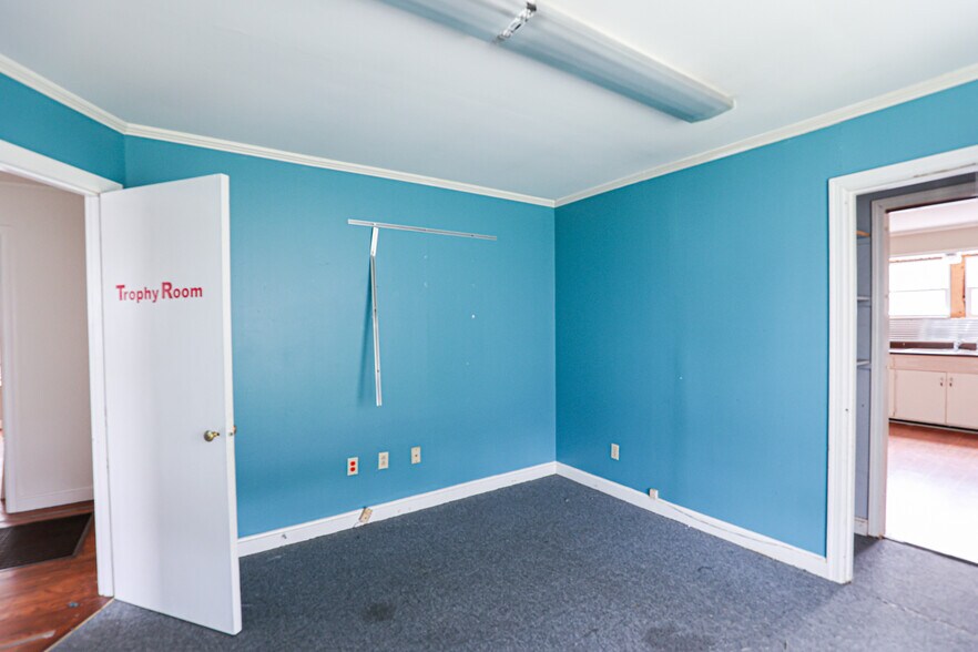 More Photos Of 806 Poplar St, Benton Office For Sale