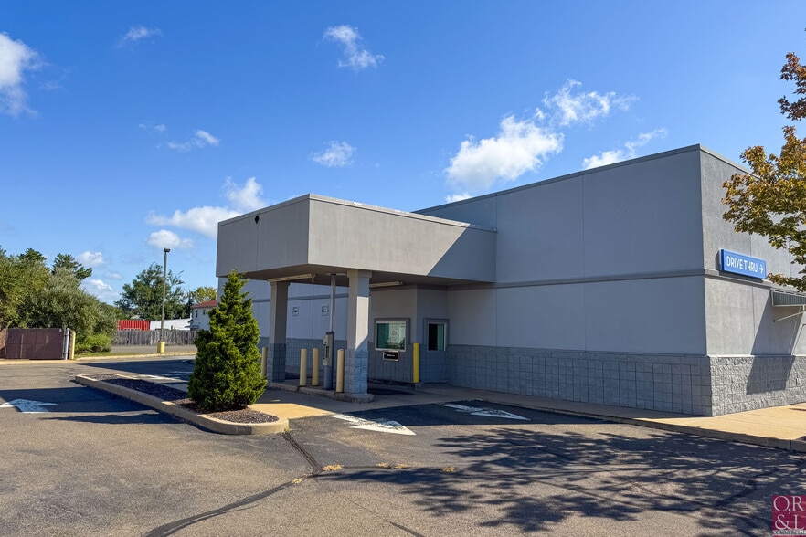 More Photos Of 10 Hemingway Ave, East Haven Drugstore For Lease