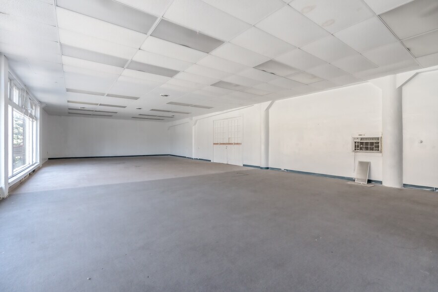 More Photos Of 1518 W Walnut St, Allentown Light Distribution For Lease