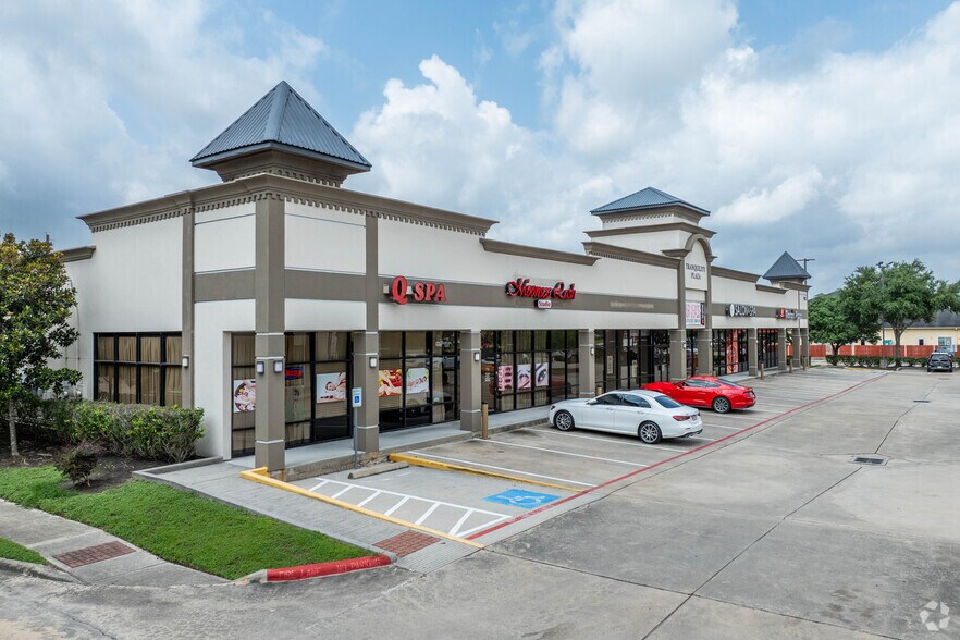 More Photos Of 7902-7904 Broadway St, Pearland Unknown For Lease