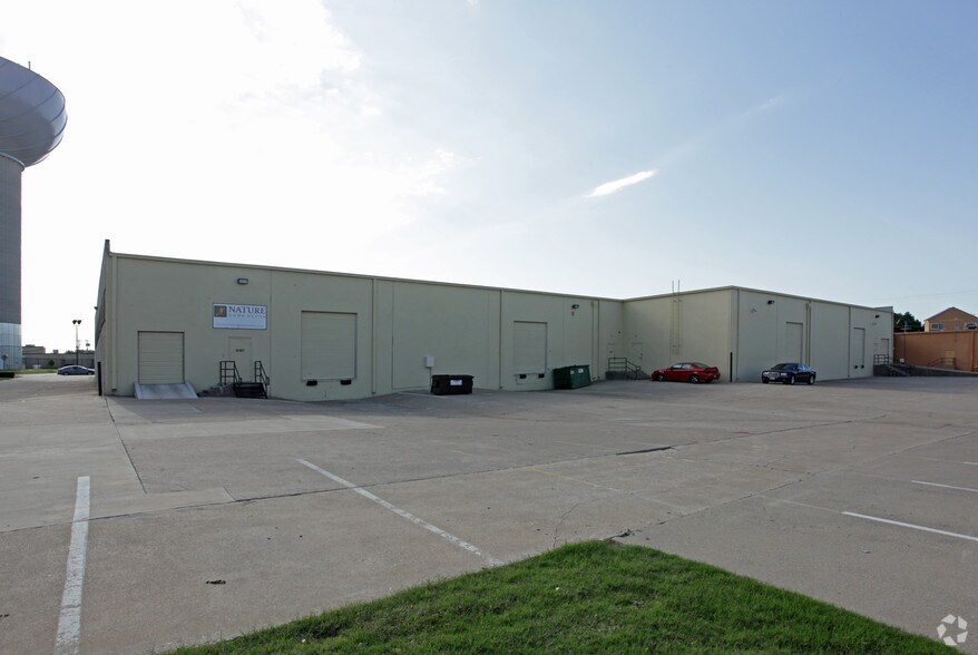 More Photos Of 15101-15107 Surveyor Blvd, Addison Warehouse For Lease