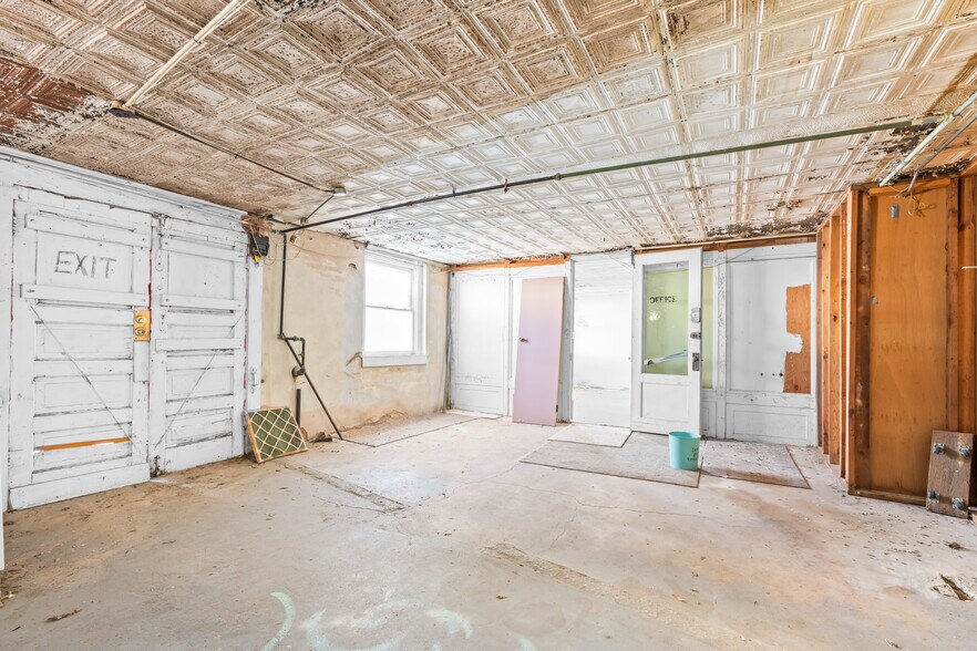 More Photos Of 207 E Elm St, Hillsboro Storefront Retail Residential For Sale