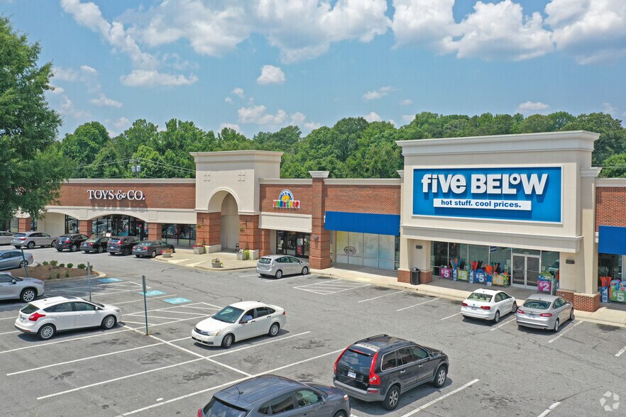More Photos Of 2998-3120 Northline Ave, Greensboro General Retail For Lease