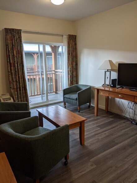 More Photos Of 6203 Willow Av, Summerland Hotel For Sale