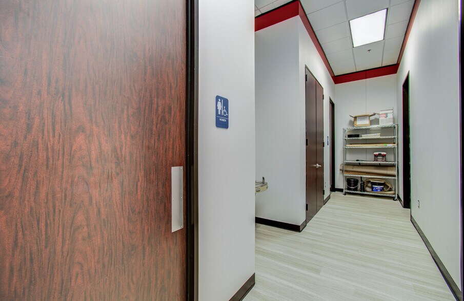 More Photos Of 9330 Kirby Dr, Houston Research And Development For Lease