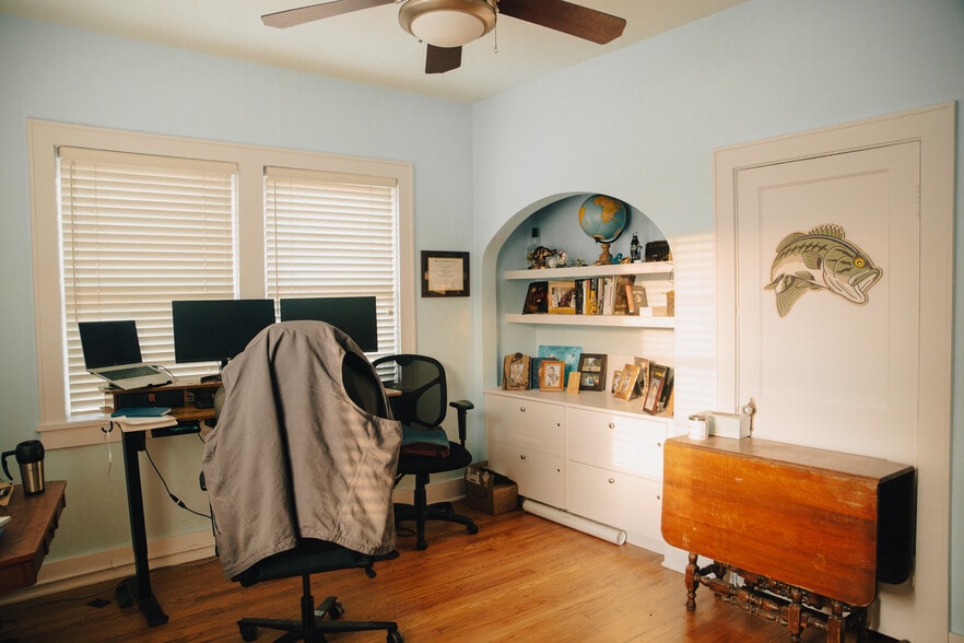 More Photos Of 355 N College Ave, Fayetteville Office Residential For Lease