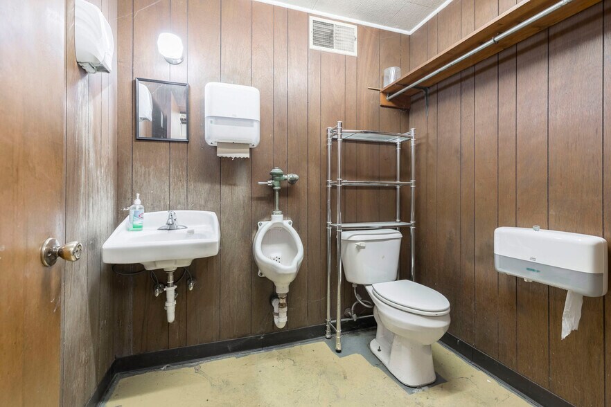 More Photos Of 1311 Bernheim Ln, Louisville Industrial For Sale