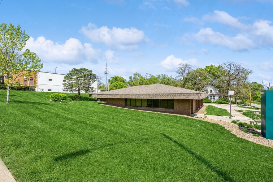 More Photos Of 303 University Ave, Des Moines Medical For Sale