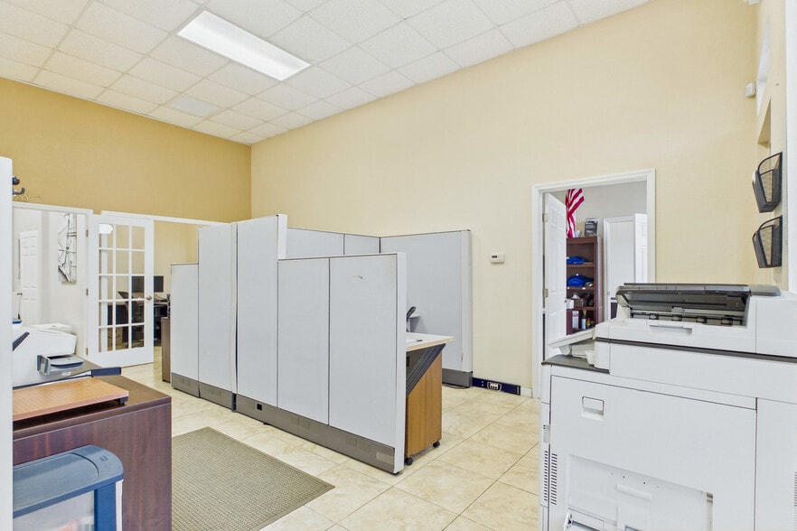 More Photos Of 1010 NE 9th St, Cape Coral Office For Sale
