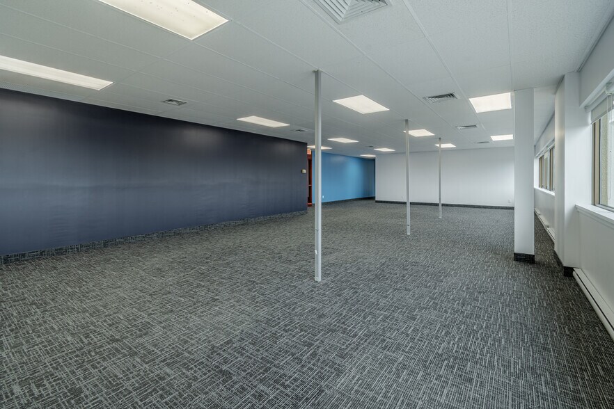 More Photos Of 3023 Boul Wilfrid-Hamel, Québec Light Distribution For Lease