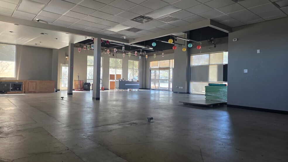 More Photos Of 1713 Park Pl, College Station General Retail For Lease