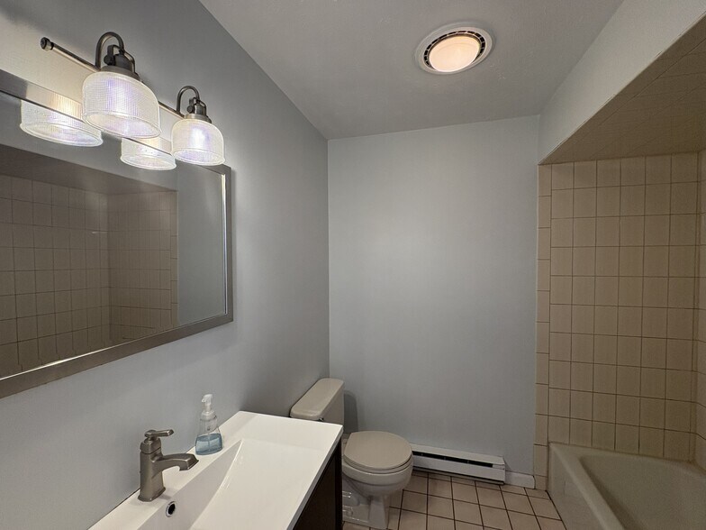 More Photos Of 9 Esther St, Throop Specialty For Lease