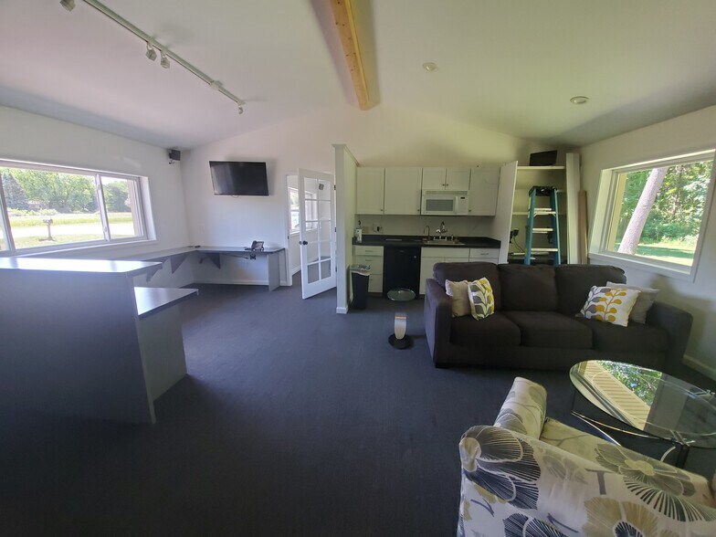 More Photos Of 8864 Whitmore Lake Rd, Brighton Office Residential For Lease