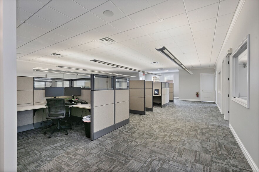 More Photos Of 220 Garden St, Yorkville Office For Sale
