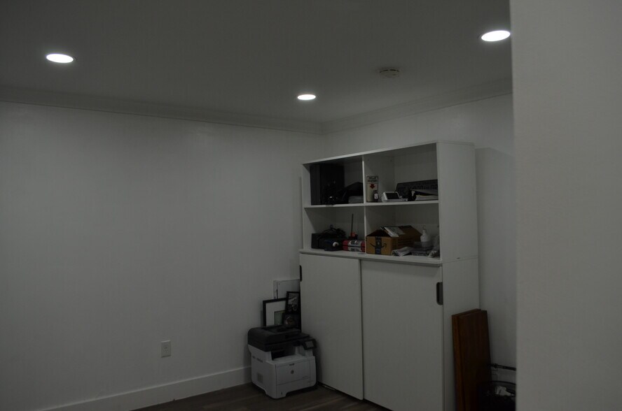 More Photos Of 7311-7323 NW 12th St, Miami Light Distribution For Sale