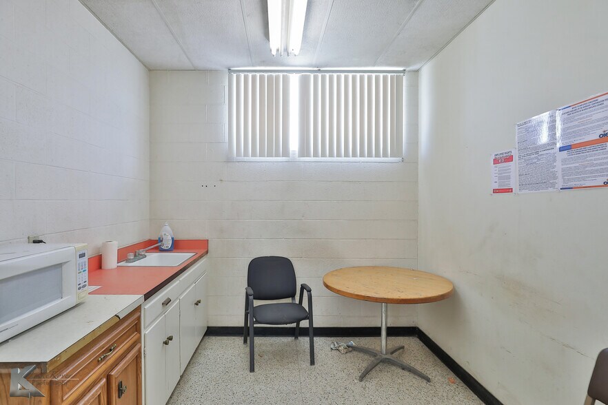 More Photos Of 2024 Oak St st, Abilene Manufacturing For Sale