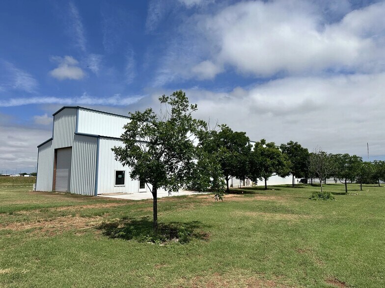 More Photos Of 182 Cr-335, Abilene Warehouse For Lease