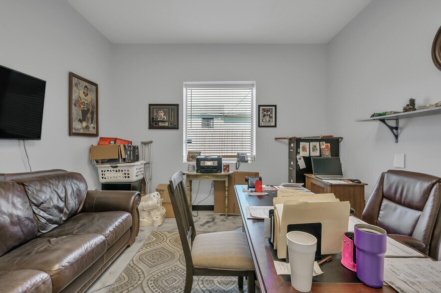 More Photos Of 1308 N Frazier St, Conroe Service For Sale