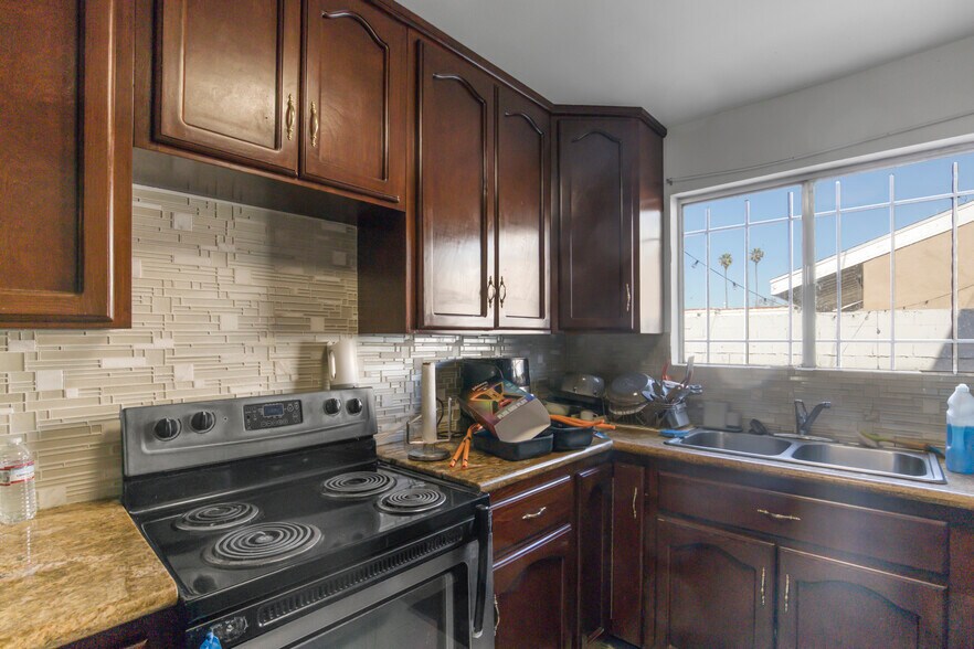 More Photos Of 5447 Blackwelder St, Los Angeles Apartments For Sale