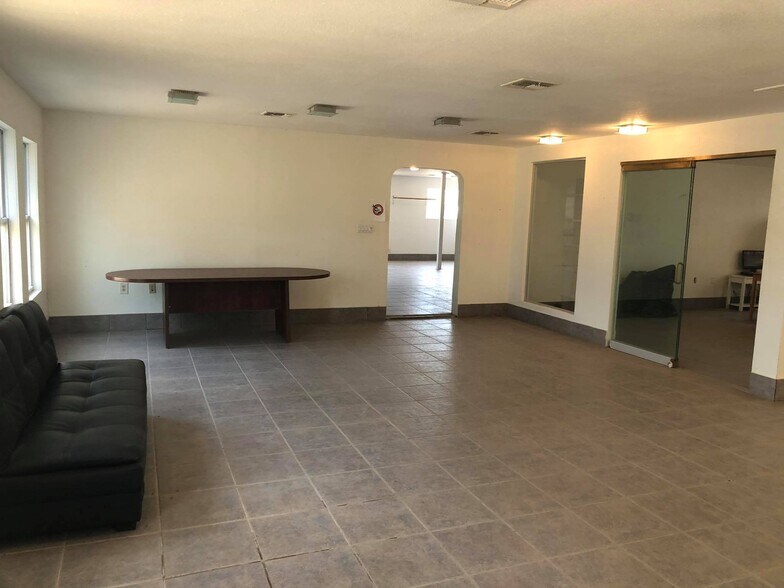 More Photos Of 12440 US Hwy 181 S, San Antonio Flex For Sale