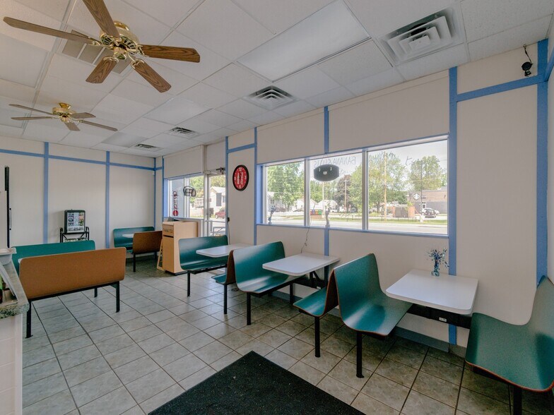 More Photos Of 5814 Hickman Rd, Urbandale General Retail For Sale