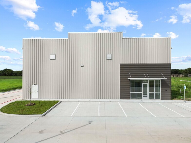 More Photos Of 2050 Commerce Dr, Rosenberg Warehouse For Sale