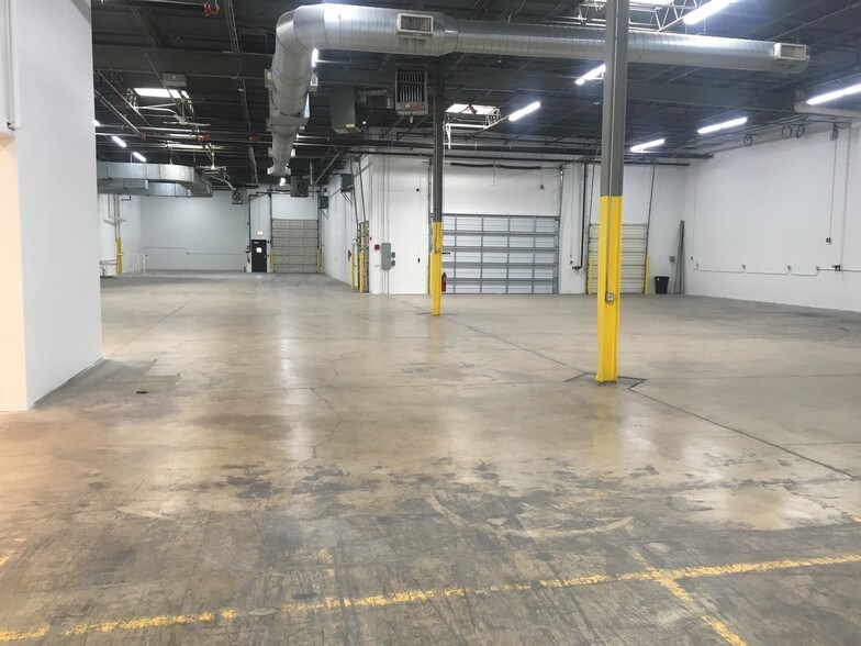 More Photos Of 1001 Entry Dr, Bensenville Warehouse For Lease