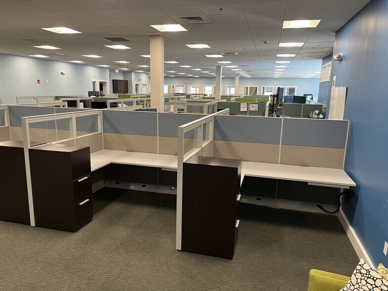 More Photos Of 300 Constitution Ave, Portsmouth Research And Development For Lease