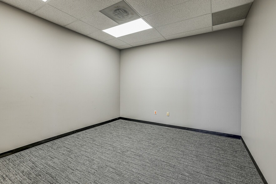 More Photos Of 10502 NW Ambassador Dr, Kansas City Office For Lease
