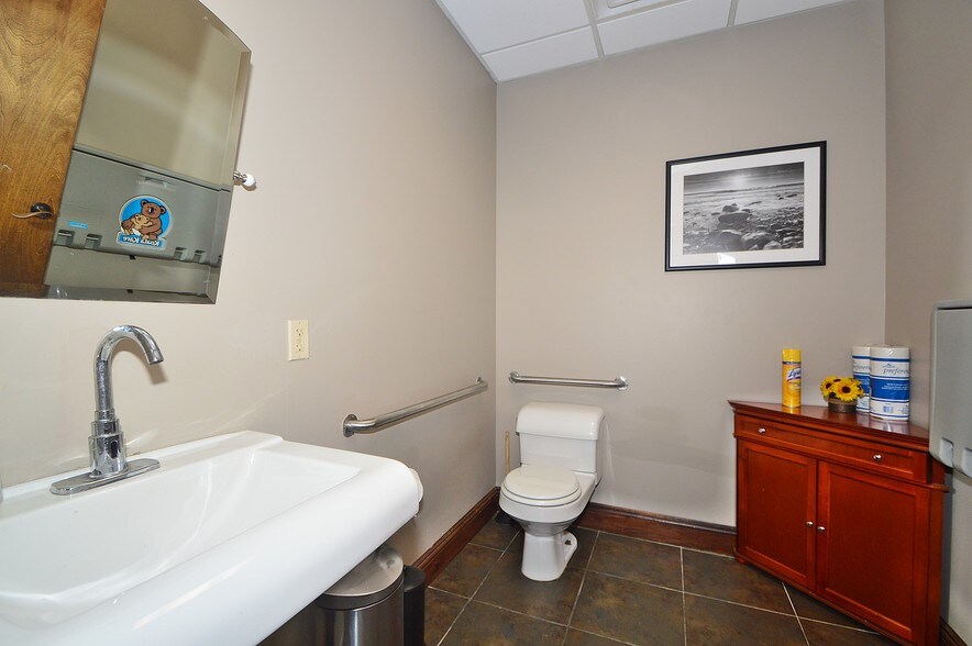 More Photos Of 272 W Park Ave, Long Beach Medical For Sale