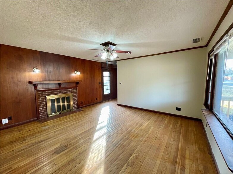 More Photos Of 311 S Main St, Springdale Office For Sale