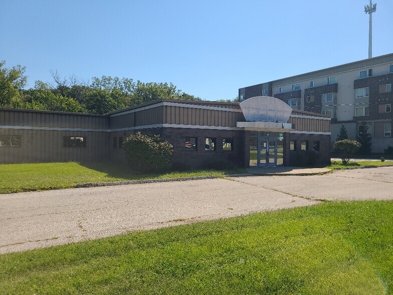 More Photos Of 2501 Martin Luther King Jr Pky, Des Moines Showroom For Lease