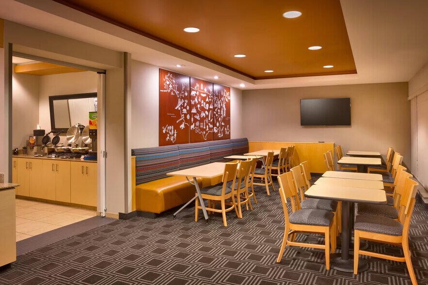 More Photos Of 10865 W Dodge Rd, Omaha Hotel For Sale