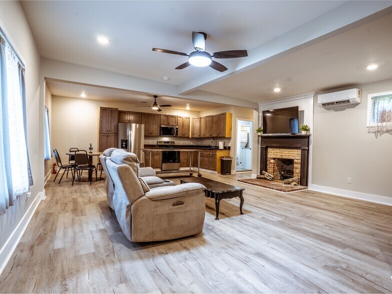 More Photos Of 20805 Seminary St, Hollow Rock Flex For Lease