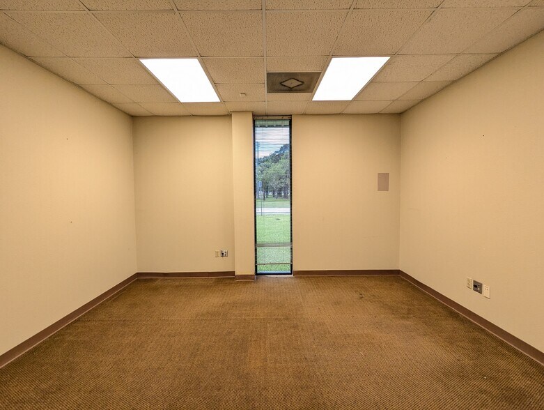 More Photos Of 6095 College St, Beaumont Office For Sale