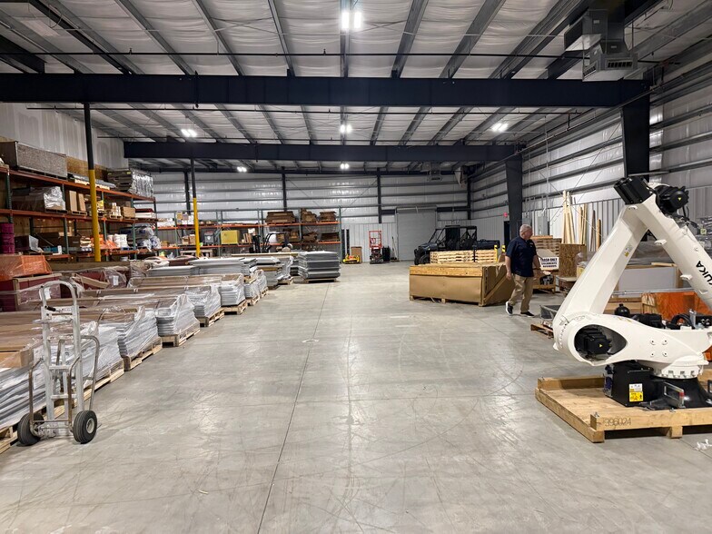 More Photos Of 119 Arnold Mill Pk, Woodstock Light Manufacturing For Lease