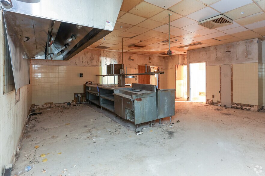 More Photos Of 2050 State Highway 31, Athens Showroom For Lease