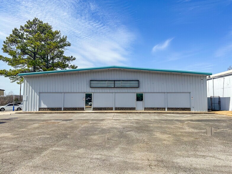 Primary Photo Of 3105 Memorial Pky NW, Huntsville Warehouse For Sale
