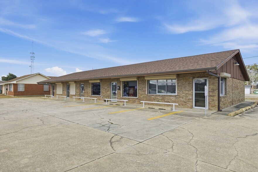 Primary Photo Of 3620 Maplewood Dr, Sulphur Specialty For Sale