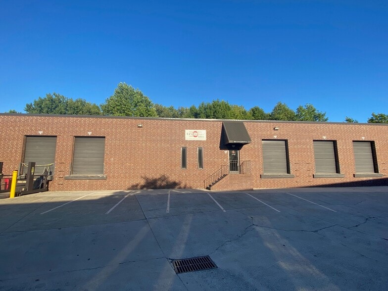 More Photos Of 628 Griffith Rd, Charlotte Light Distribution For Lease