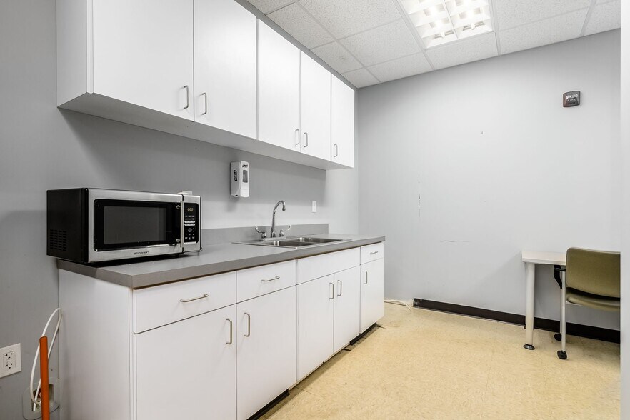 More Photos Of 130 E Wilson Bridge Rd, Worthington Office For Lease