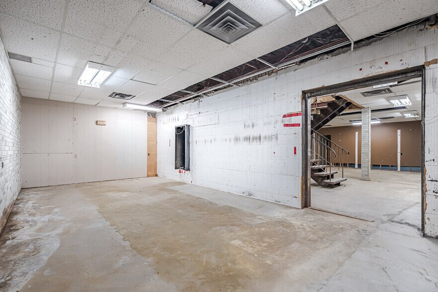 More Photos Of 5012 50 Av, Lloydminster General Retail For Sale