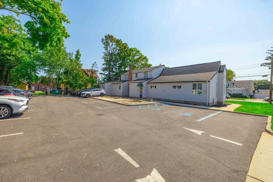 More Photos Of 256 N Wellwood Ave, Lindenhurst Office For Lease