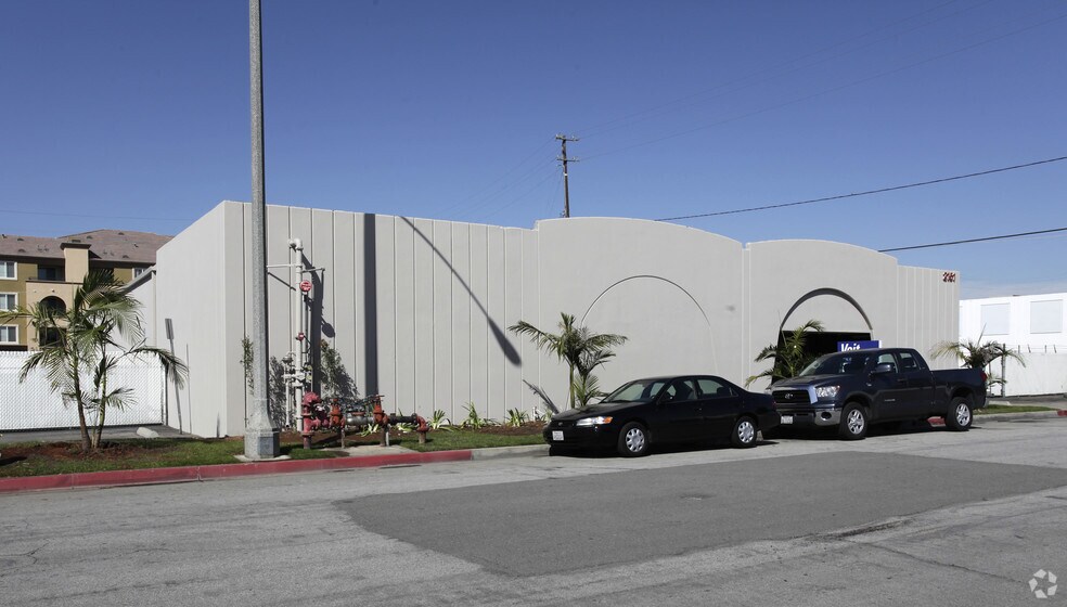 More Photos Of 2151 S DuPont Dr, Anaheim Warehouse For Lease