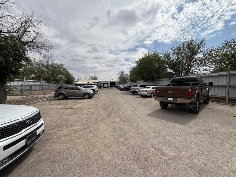 More Photos Of 7184 Alameda Ave, El Paso Veterinarian Kennel For Sale