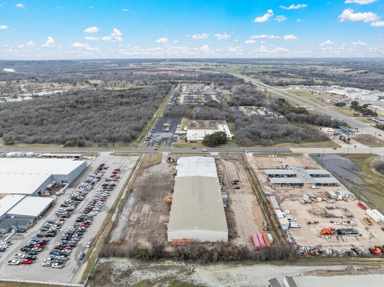 More Photos Of 2825 Gholson Rd, Waco Warehouse For Lease