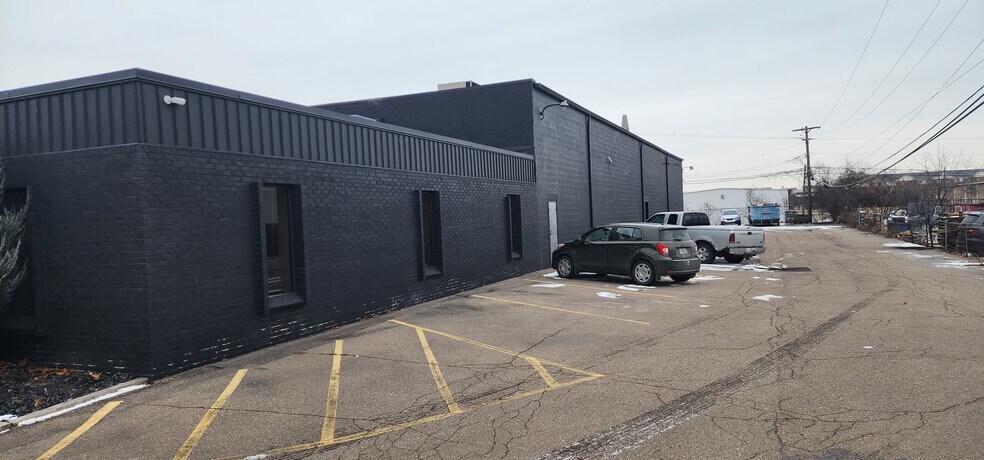 More Photos Of 2468-2470 Industrial Row Dr, Troy Warehouse For Lease