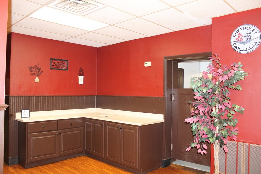 More Photos Of 145 S Main St, Saint Clair Storefront For Sale