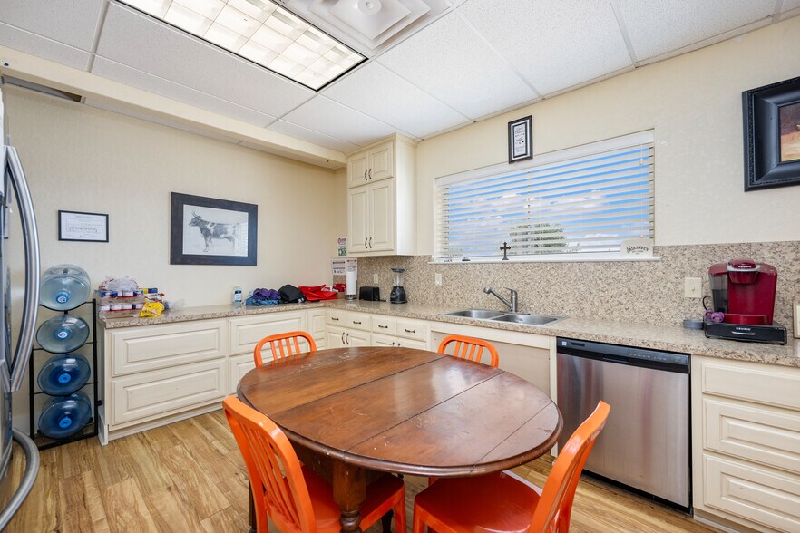 More Photos Of 140 Paloma Dr, Floresville Office For Sale