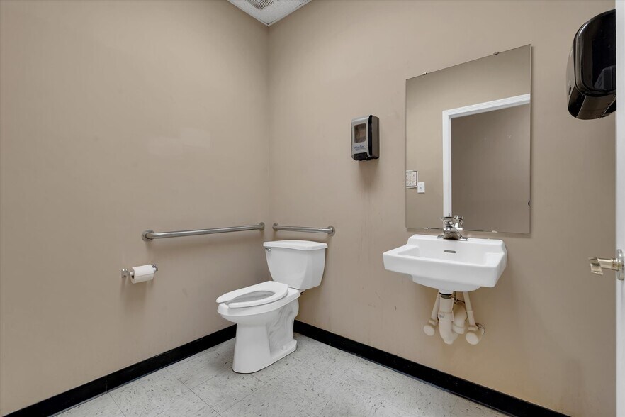 More Photos Of 3361 Highway 29 N, Belton Warehouse For Sale